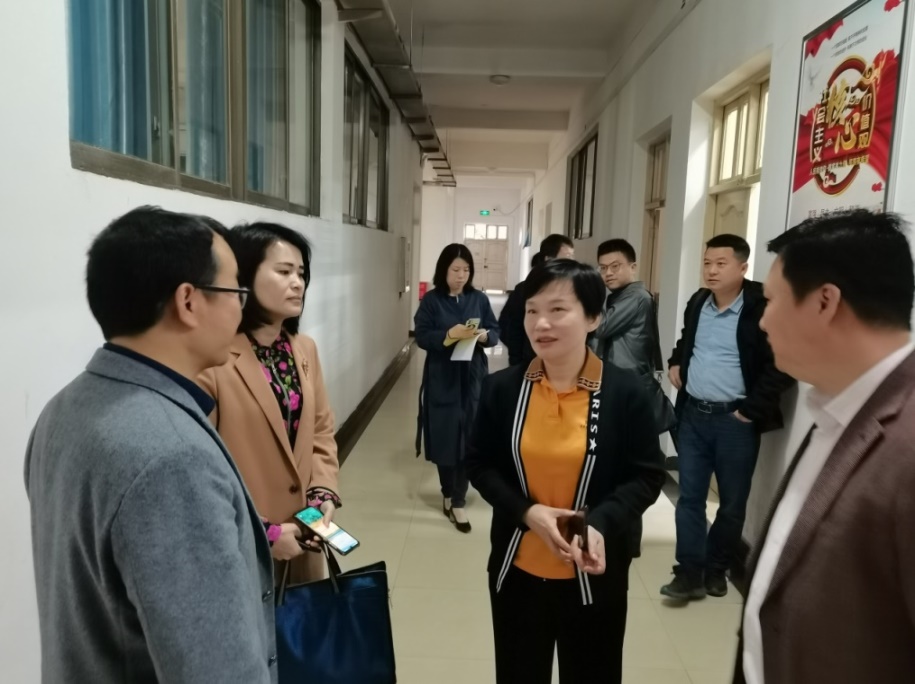 说明: D:\教学办文档\教学办公室(2016.9-2018.11)\教学通讯\数统学院2021年春教学通讯\党委书记闫英姿到数统学院听课新闻稿\IMG_20210426_084106.jpg